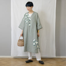 画像をギャラリービューアに読み込む, ゆったりカフタンワンピース・手描き・クリスマスローズ柄