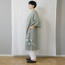 画像をギャラリービューアに読み込む, ゆったりカフタンワンピース・手描き・クリスマスローズ柄