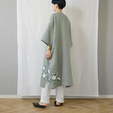 画像をギャラリービューアに読み込む, ゆったりカフタンワンピース・手描き・クリスマスローズ柄