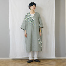 画像をギャラリービューアに読み込む, ゆったりカフタンワンピース・手描き・クリスマスローズ柄