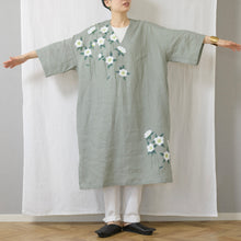 画像をギャラリービューアに読み込む, ゆったりカフタンワンピース・手描き・クリスマスローズ柄