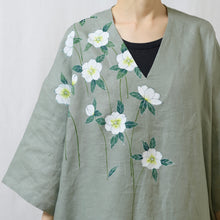 画像をギャラリービューアに読み込む, ゆったりカフタンワンピース・手描き・クリスマスローズ柄