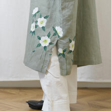 画像をギャラリービューアに読み込む, ゆったりカフタンワンピース・手描き・クリスマスローズ柄