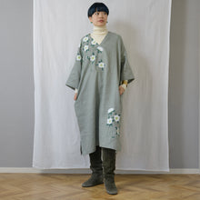 画像をギャラリービューアに読み込む, ゆったりカフタンワンピース・手描き・クリスマスローズ柄