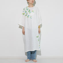 Charger l'image dans la galerie, ゆったりカフタンワンピース・手描き・楠木(くすのき)柄