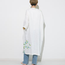 Charger l'image dans la galerie, ゆったりカフタンワンピース・手描き・楠木(くすのき)柄