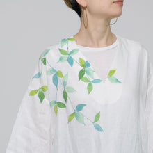 Charger l'image dans la galerie, ゆったりカフタンワンピース・手描き・楠木(くすのき)柄