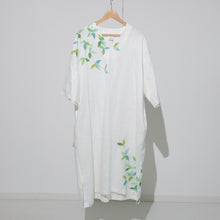 Charger l'image dans la galerie, ゆったりカフタンワンピース・手描き・楠木(くすのき)柄