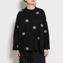 画像をギャラリービューアに読み込む, 比翼仕立てノーカラーブラウス【手描きグレー牡丹】