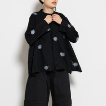 画像をギャラリービューアに読み込む, 比翼仕立てノーカラーブラウス【手描きグレー牡丹】