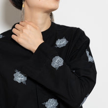 画像をギャラリービューアに読み込む, 比翼仕立てノーカラーブラウス【手描きグレー牡丹】