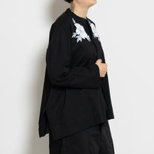 Charger l'image dans la galerie, 比翼仕立てノーカラーブラウス【手描き白牡丹】