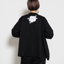 Charger l'image dans la galerie, 比翼仕立てノーカラーブラウス【手描き白牡丹】