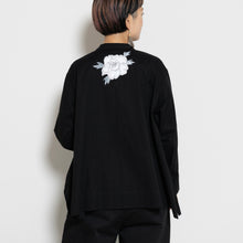 Charger l'image dans la galerie, 比翼仕立てノーカラーブラウス【手描き白牡丹】