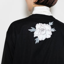 Charger l'image dans la galerie, 比翼仕立てノーカラーブラウス【手描き白牡丹】