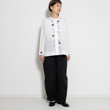 Charger l'image dans la galerie, 比翼仕立てノーカラーブラウス【手描き更紗牡丹】