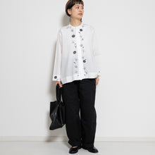 Charger l'image dans la galerie, 比翼仕立てノーカラーブラウス【手描き更紗牡丹】