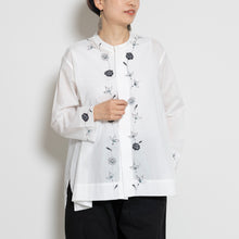 Charger l'image dans la galerie, 比翼仕立てノーカラーブラウス【手描き更紗牡丹】