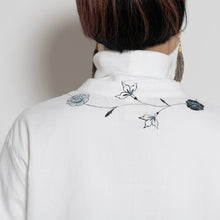 Charger l'image dans la galerie, 比翼仕立てノーカラーブラウス【手描き更紗牡丹】