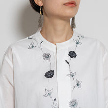 Charger l'image dans la galerie, 比翼仕立てノーカラーブラウス【手描き更紗牡丹】