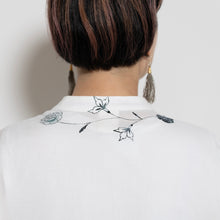 Charger l'image dans la galerie, 比翼仕立てノーカラーブラウス【手描き更紗牡丹】