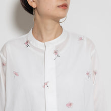 画像をギャラリービューアに読み込む, 比翼仕立てノーカラーブラウス【手描き桜】