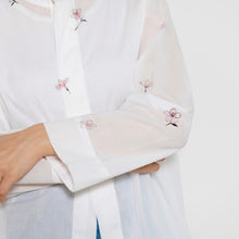 画像をギャラリービューアに読み込む, 比翼仕立てノーカラーブラウス【手描き桜】