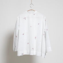 画像をギャラリービューアに読み込む, 比翼仕立てノーカラーブラウス【手描き桜】