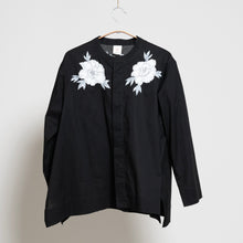 Charger l'image dans la galerie, 比翼仕立てノーカラーブラウス【手描き白牡丹】