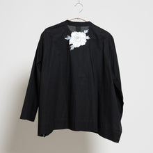 Charger l'image dans la galerie, 比翼仕立てノーカラーブラウス【手描き白牡丹】
