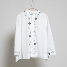 Charger l'image dans la galerie, 比翼仕立てノーカラーブラウス【手描き更紗牡丹】