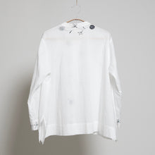 Charger l'image dans la galerie, 比翼仕立てノーカラーブラウス【手描き更紗牡丹】