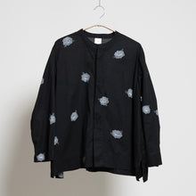 画像をギャラリービューアに読み込む, 比翼仕立てノーカラーブラウス【手描きグレー牡丹】