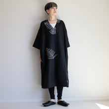 Charger l'image dans la galerie, ゆったりカフタンワンピース・手描き・羊歯(シダ)柄