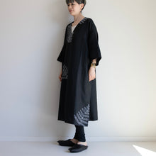 Charger l'image dans la galerie, ゆったりカフタンワンピース・手描き・羊歯(シダ)柄