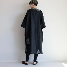 Charger l'image dans la galerie, ゆったりカフタンワンピース・手描き・羊歯(シダ)柄
