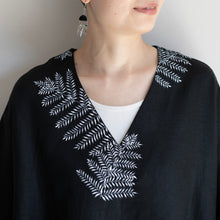 Charger l'image dans la galerie, ゆったりカフタンワンピース・手描き・羊歯(シダ)柄