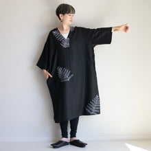 Charger l'image dans la galerie, ゆったりカフタンワンピース・手描き・羊歯(シダ)柄