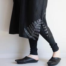 Charger l'image dans la galerie, ゆったりカフタンワンピース・手描き・羊歯(シダ)柄