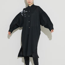 Charger l'image dans la galerie, ソフトワッシャー・ロングブラウス<手描き>牡丹・梅柄