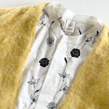 Charger l'image dans la galerie, 比翼仕立てノーカラーブラウス【手描き更紗牡丹】