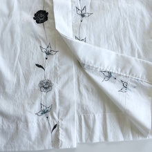 Charger l'image dans la galerie, 比翼仕立てノーカラーブラウス【手描き更紗牡丹】