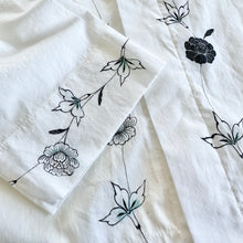 Charger l'image dans la galerie, 比翼仕立てノーカラーブラウス【手描き更紗牡丹】
